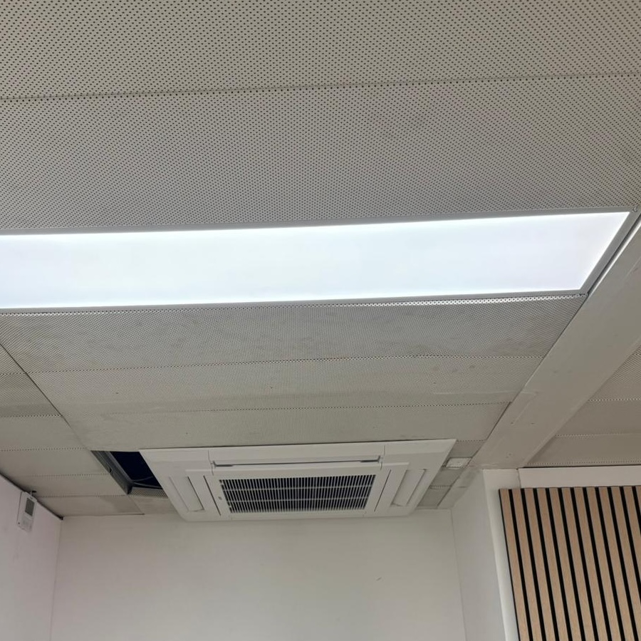 Air conditioning unit in the ceiling
